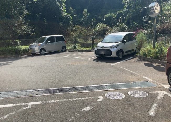 【駐車場】 | ダイヤモンドライフ森の里ヒルズ | 駐車場と明記されていても、最小スペースでつくられた駐車場だと大型車は駐車できなかったり、出入りしにくくなったりする可能性があります。お車のサイズと購入したい物件の駐車場のサイズを現地で確認しましょう。