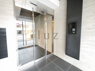 横浜市南区宮元町１丁目の賃貸マンションのエントランス