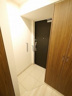 横浜市南区宮元町１丁目の賃貸マンションの玄関