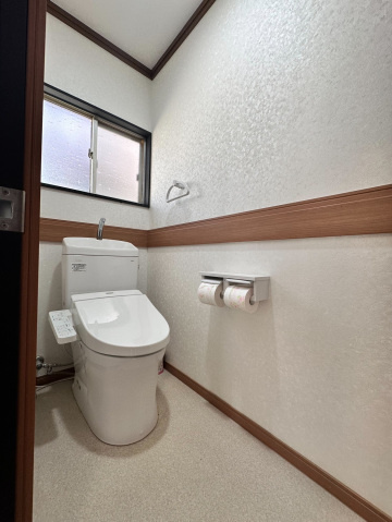 桜ヶ丘戸建のトイレ|温水洗浄便座付きトイレ