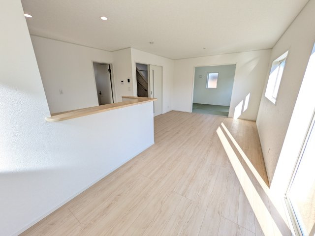 常陸大宮市南町　第2　新築戸建て　2号棟の居間・リビング|居心地の良いデザインと機能性を両立。ご友人を招いたり、趣味を楽しんだり、様々なシーンで活躍する団らんの中心地です。