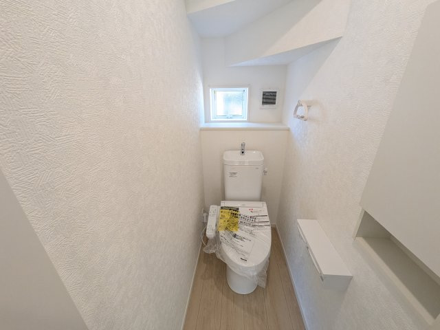 常陸大宮市南町　第2　新築戸建て　2号棟のトイレ|少ない水でもパワフルに洗浄する節水設計。清潔さと機能性を両立させた、毎日気持ち良く使えるトイレ空間です。