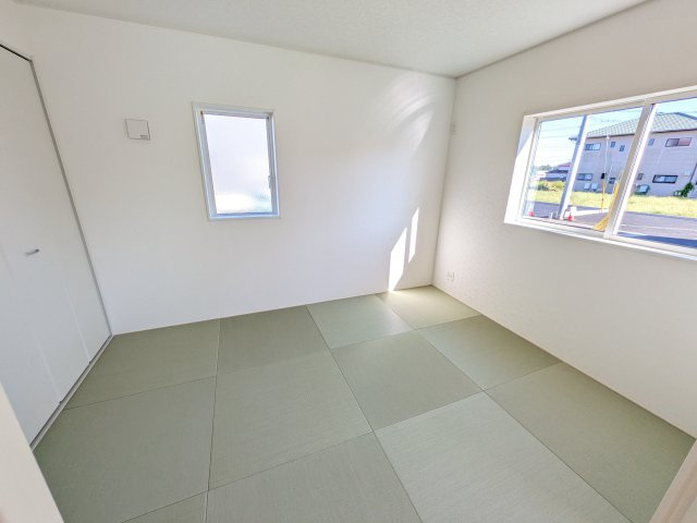 常陸大宮市南町　第2　新築戸建て　2号棟の和室|琉球畳の和室は陽当たりも良く、落ち着ける空間です♪
リビングとの続き間になっているので、お子様の遊ぶスペースやお昼寝などにも使えます！
押し入れもあり収納にも困りません♪