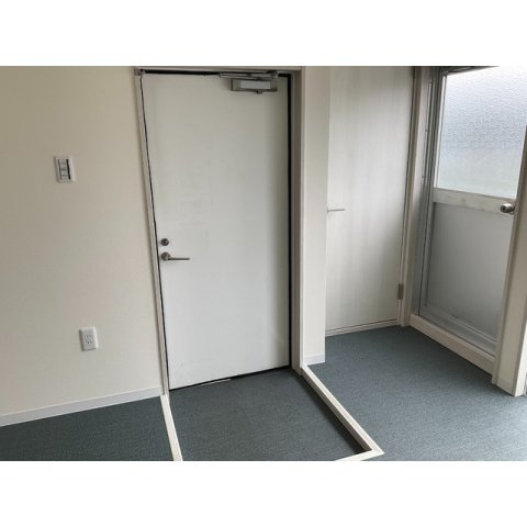 鈴木ビルの玄関