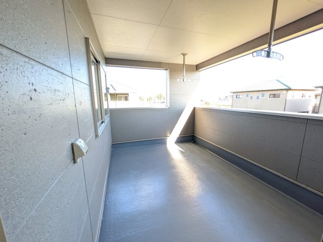 常陸大宮市南町　第2　新築戸建て　3号棟のバルコニー|人気のインナーバルコニー。室内と一体感があり、雨の日のお子様の遊び場や、ペットの安全な外気浴スペースにも最適です♪