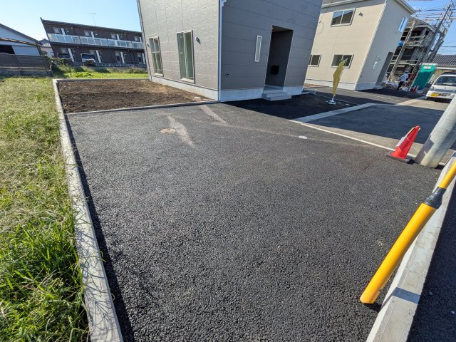 常陸大宮市南町　第2　新築戸建て　3号棟の駐車場|駐車4台可能で、出し入れしやすいゆとりのカースペース。
月々の駐車場代が不要な点も大きな魅力です。
