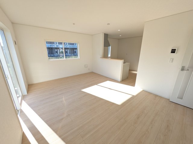 常陸大宮市南町　第2　新築戸建て　3号棟の居間・リビング|家族の会話が自然と弾む、広々としたゆとりのLDK。南西向きの窓からたっぷりの光が射し込む明るく快適な空間です。