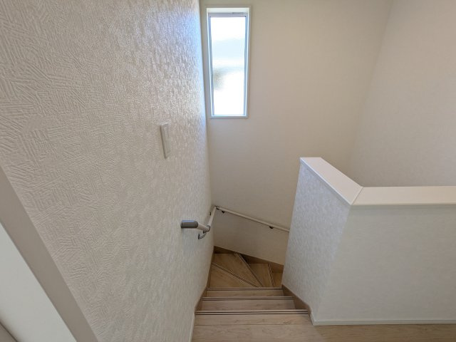常陸大宮市南町　第2　新築戸建て　3号棟の内装|窓付きで明るい階段は、手すり付きでお子様からご年配の方まで安心して上り下りができます♪