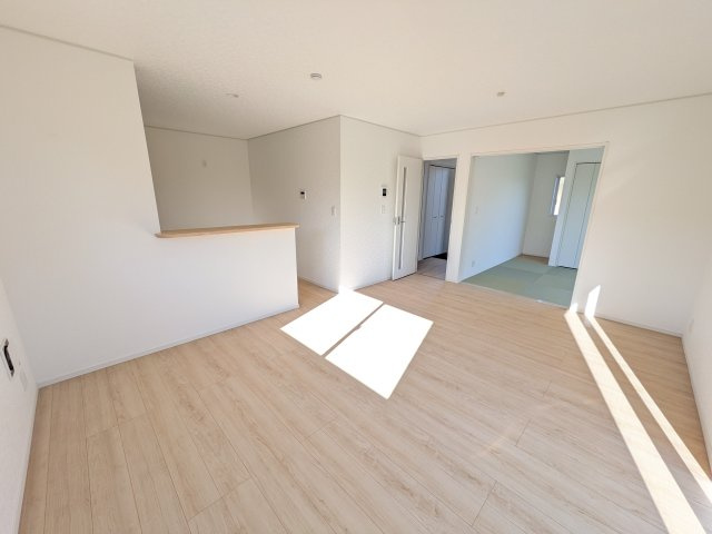 常陸大宮市南町　第2　新築戸建て　3号棟の居間・リビング|居心地の良いデザインと機能性を両立。ご友人を招いたり、趣味を楽しんだり、様々なシーンで活躍する団らんの中心地です。