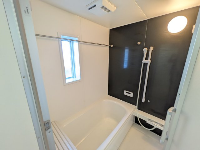 常陸大宮市南町　第2　新築戸建て　3号棟の浴室|1坪タイプのゆったりとしたバスルームは浴室暖房換気乾燥機付きで、どんな季節でも快適なバスタイムを満喫出来ます♪ 窓付きで明るく開放的なところも良いですね！