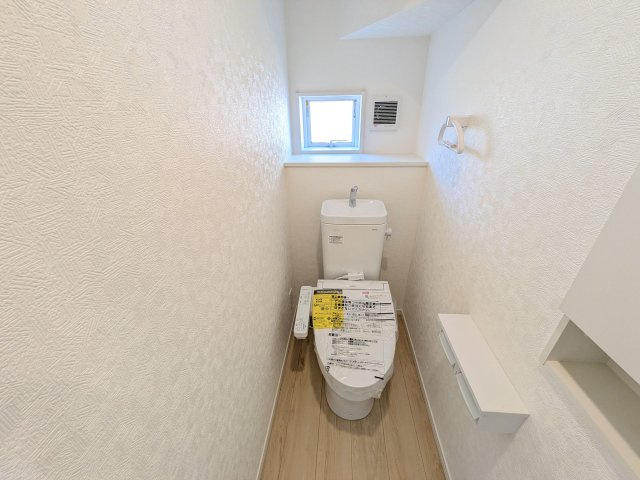 常陸大宮市南町　第2　新築戸建て　3号棟のトイレ|少ない水でもパワフルに洗浄する節水設計。清潔さと機能性を両立させた、毎日気持ち良く使えるトイレ空間です。