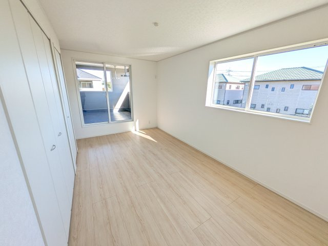 常陸大宮市南町　第2　新築戸建て　3号棟の洋室|バルコニーに面した明るい２面採光で、毎朝爽やかな光を感じられます。