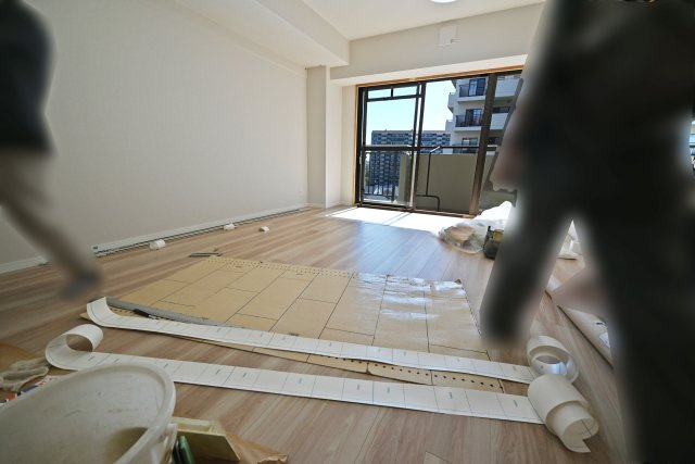 星和プラネタウン千里南第参期B棟のダイニング|リビング全体を見渡せる開放的な空間。家族が過ごす様子を自然に見守ることができ、ゆったりとくつろげる居心地の良いリビングです。