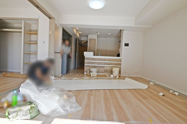 星和プラネタウン千里南第参期B棟の居間・リビング|家具の配置がしやすい整った形状のリビング。ソファやダイニングセットなどをレイアウトしやすく、家族のライフスタイルに合わせた快適な空間づくりが楽しめます。