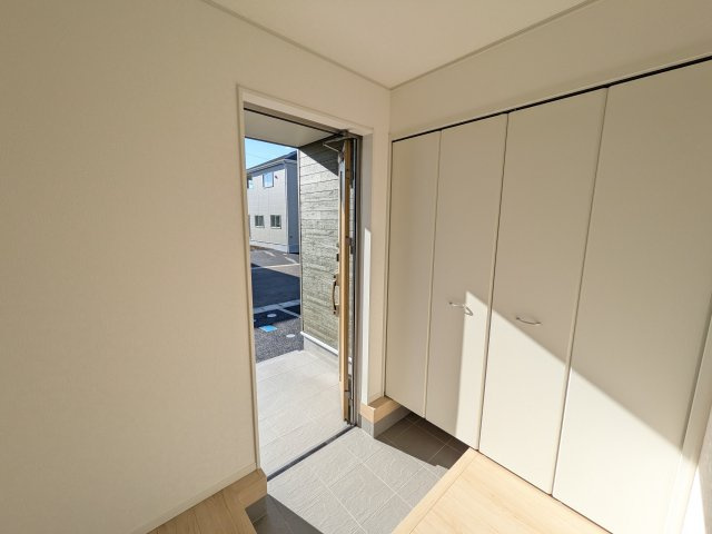 常陸大宮市南町　第2　新築戸建て　4号棟の玄関|家族全員の靴がスッキリ片付く大容量シューズボックス完備。お客様を気持ちよく迎えられる、明るく清潔感あふれる玄関です。