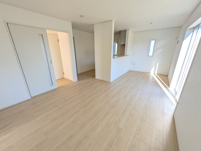 常陸大宮市南町　第2　新築戸建て　4号棟の居間・リビング|家族の会話が自然と弾む、広々としたゆとりのLDK。南西向きの窓からたっぷりの光が射し込む明るく快適な空間です。