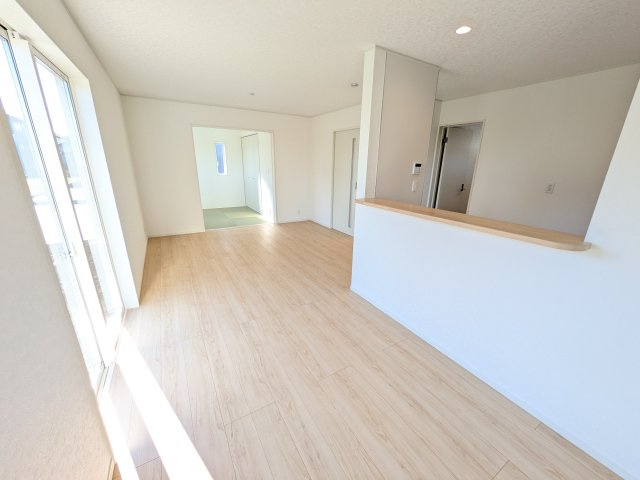 常陸大宮市南町　第2　新築戸建て　4号棟の居間・リビング|居心地の良いデザインと機能性を両立。ご友人を招いたり、趣味を楽しんだり、様々なシーンで活躍する団らんの中心地です。