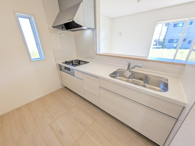 常陸大宮市南町　第2　新築戸建て　4号棟のキッチン|対面式カウンターでリビングとの一体感を演出。使いやすい動線と豊富な収納で、毎日の料理時間も快適に過ごせます。