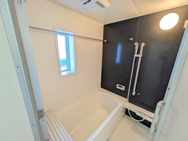 常陸大宮市南町　第2　新築戸建て　4号棟の浴室|1坪タイプのゆったりとしたバスルームは浴室暖房換気乾燥機付きで、どんな季節でも快適なバスタイムを満喫出来ます♪ 窓付きで明るく開放的なところも良いですね！