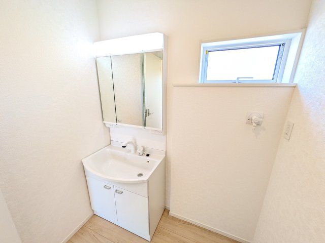 常陸大宮市南町　第2　新築戸建て　4号棟の独立洗面台|三面鏡の洗面化粧台はミラー扉の内側がすべて収納スペースになっており、収納力も魅力的です♪
ボックスティッシュも収納可能で、可変トレイは収納物に応じて高さ調整ができます！
取り外して洗えるので清潔です♪