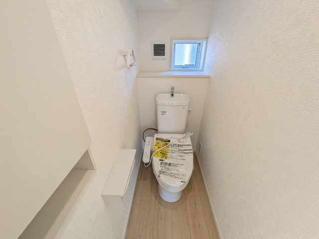 常陸大宮市南町　第2　新築戸建て　4号棟のトイレ|少ない水でもパワフルに洗浄する節水設計。清潔さと機能性を両立させた、毎日気持ち良く使えるトイレ空間です。