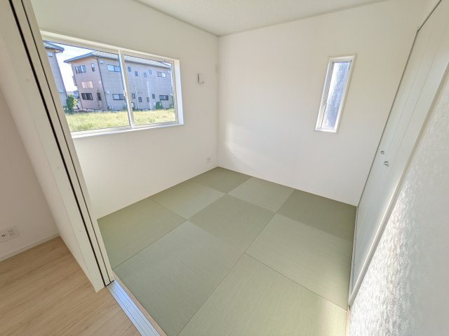 常陸大宮市南町　第2　新築戸建て　4号棟の和室|琉球畳の和室は陽当たりも良く、落ち着ける空間です♪
リビングとの続き間になっているので、お子様の遊ぶスペースやお昼寝などにも使えます！
押し入れもあり収納にも困りません♪