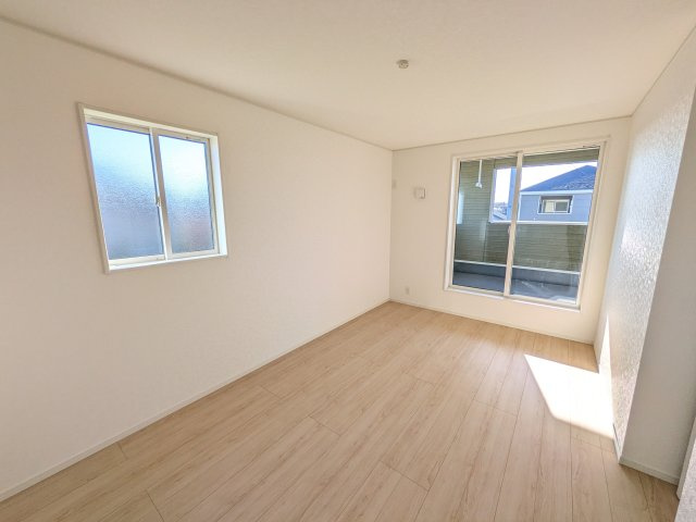 常陸大宮市南町　第2　新築戸建て　4号棟の洋室|バルコニーに面した明るい２面採光で、毎朝爽やかな光を感じられます。