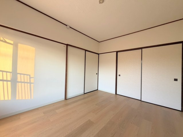 【洋室】 | 第2百合丘ハイツA棟　百合ヶ丘駅徒歩10分/駐輪場無料/浴室窓あり/3駅利用可 | ◆出窓が優雅な光を招く居室。自然な明るさをもたらし、特別な瞬間を演出。
