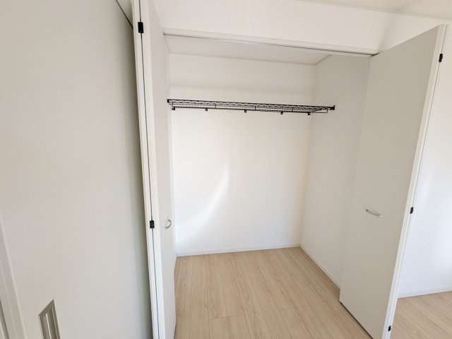 常陸大宮市南町　第2　新築戸建て　6号棟の収納|大容量のクローゼットを完備。衣類から季節家電までスッキリ片付き、空間を有効活用できます。