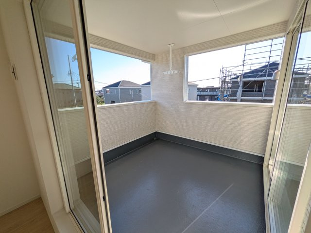 常陸大宮市南町　第2　新築戸建て　6号棟のバルコニー|人気のインナーバルコニー。室内と一体感があり、雨の日のお子様の遊び場や、ペットの安全な外気浴スペースにも最適です♪