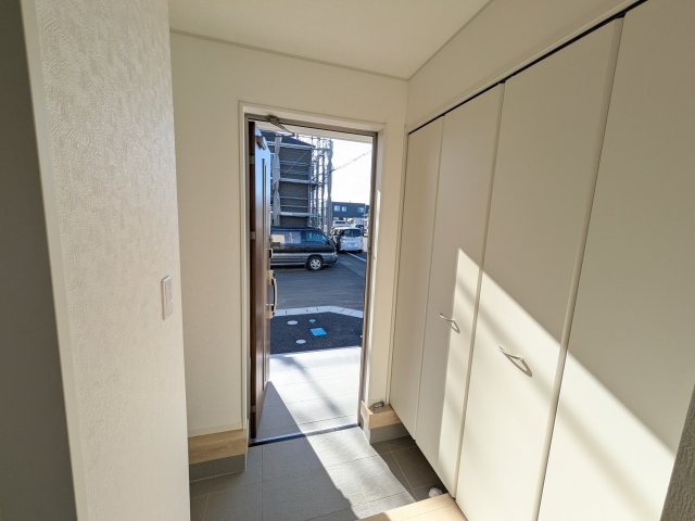 常陸大宮市南町　第2　新築戸建て　6号棟の玄関|家族全員の靴がスッキリ片付く大容量シューズボックス完備。お客様を気持ちよく迎えられる、明るく清潔感あふれる玄関です。