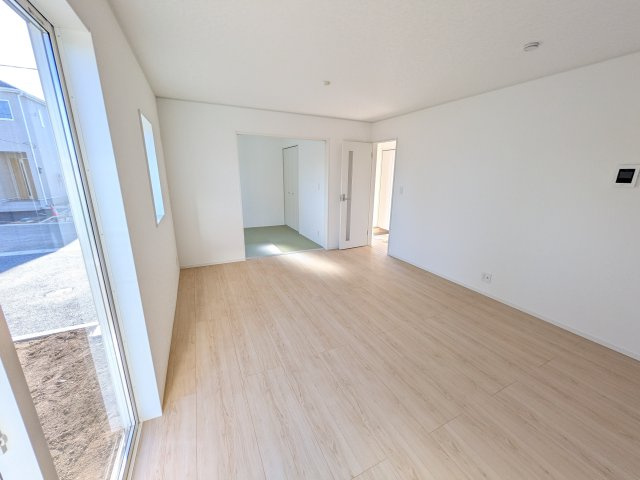 常陸大宮市南町　第2　新築戸建て　6号棟の居間・リビング|家族の会話が自然と弾む、広々としたゆとりのLDK。南西向きの窓からたっぷりの光が射し込む明るく快適な空間です。