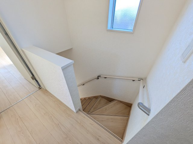 常陸大宮市南町　第2　新築戸建て　6号棟の内装|窓付きで明るい階段は、手すり付きでお子様からご年配の方まで安心して上り下りができます♪
