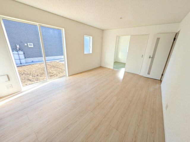 常陸大宮市南町　第2　新築戸建て　6号棟の居間・リビング|居心地の良いデザインと機能性を両立。ご友人を招いたり、趣味を楽しんだり、様々なシーンで活躍する団らんの中心地です。