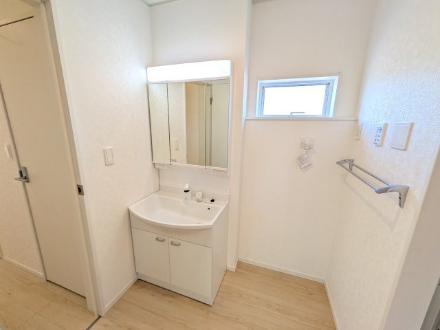 常陸大宮市南町　第2　新築戸建て　6号棟の独立洗面台|三面鏡の洗面化粧台はミラー扉の内側がすべて収納スペースになっており、収納力も魅力的です♪
ボックスティッシュも収納可能で、可変トレイは収納物に応じて高さ調整ができます！
取り外して洗えるので清潔です♪