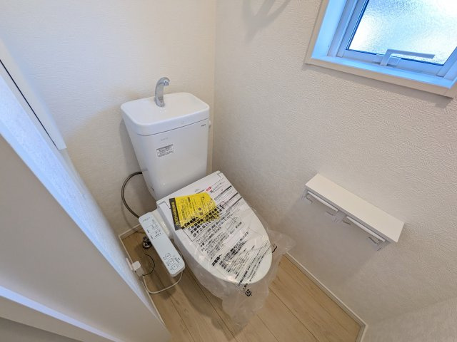 常陸大宮市南町　第2　新築戸建て　6号棟のトイレ|少ない水でもパワフルに洗浄する節水設計。清潔さと機能性を両立させた、毎日気持ち良く使えるトイレ空間です。