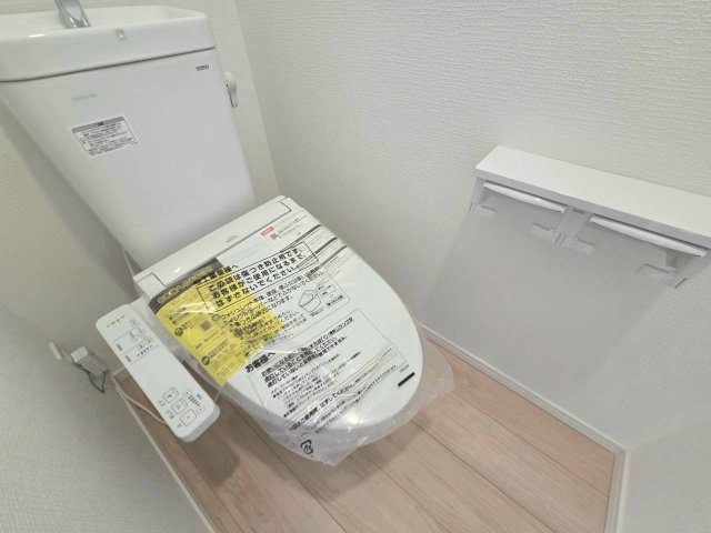 秋田市牛島西第8のトイレ|トイレは1階と2階の2か所に設置。忙しい朝も家族で気兼ねなく使えます♪
