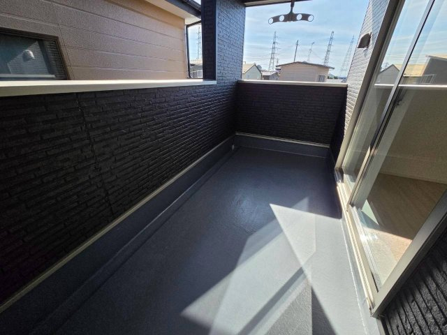 秋田市牛島西第8のバルコニー|晴れた日は気持ちの良いバルコニー♪洗濯物やお布団干しにも活躍します！
