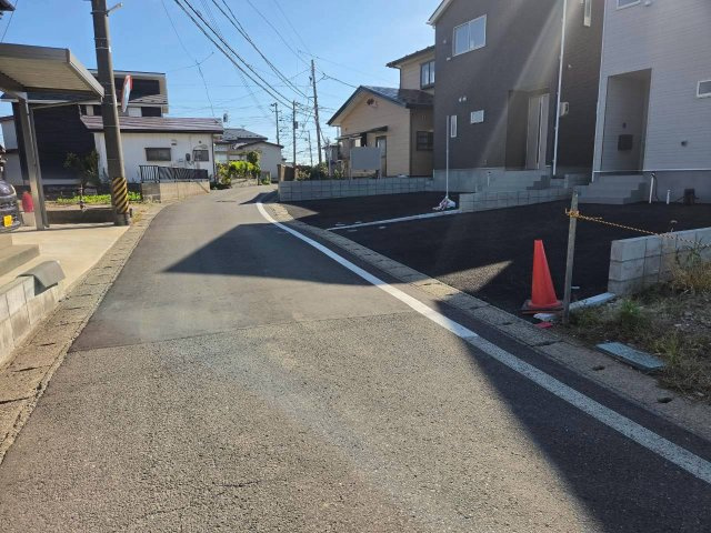 秋田市牛島西第8の前面道路含む現地写真