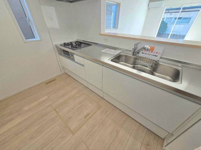 秋田市牛島西第8のキッチン|リビングを見渡せる対面式キッチン。シンク下・コンロ下の収納も豊富で便利です♪
