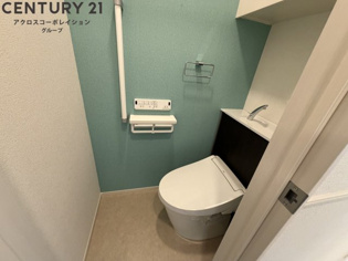 温水洗浄便座付きのトイレです♪