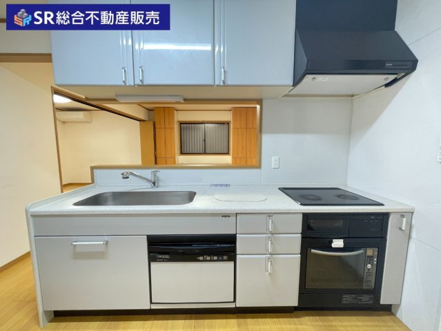 高井田中3丁目中古戸建のキッチン|キッチンは人気の高いカウンターキッチン♪IHコンロ、食洗機、オーブンレンジが付いており快適にお料理できます！