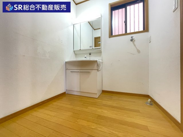 高井田中3丁目中古戸建の脱衣所|清潔感とゆとりのある脱衣場です！