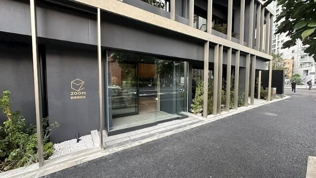 ＺＯＯＭ新宿御苑前のエントランス