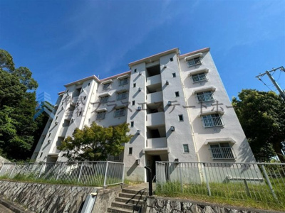 【外観】 | 塩屋住宅6号棟 | 平面駐車場空きあり♪
4階南東向きで採光・通風良好♪