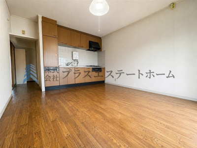 【居間・リビング】 | 塩屋住宅6号棟 | 壁付キッチンでスペースの有効活用です♪※画像は実際の写真に家具を消去するAI加工を施しています