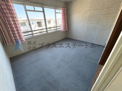 【洋室】 | 塩屋住宅6号棟 | 南向きの洋室♪
※画像は実際の写真に家具・調度品を消去するAI加工を施しています