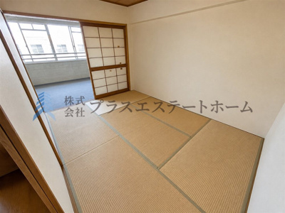 【和室】 | 塩屋住宅6号棟 | 真ん中の和室ですが障子で光が通ります♪※画像は実際の写真に家具・調度品を消去するAI加工を施しています