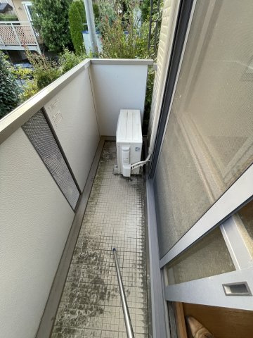 府中市白糸台４丁目のアパートのバルコニー