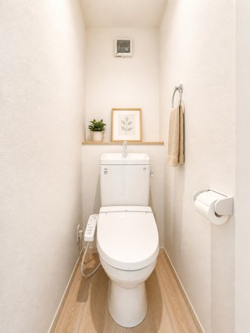 草加市手代２丁目　新築分譲住宅　限定１邸のトイレ|【トイレ】ウォシュレット付の高性能トイレは、１・２階に完備してあり、清潔でお手入れもラクラク♪　※写真は施工例です